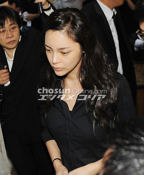 Chosun Online 朝鮮日報 フォト パク ヨンハさん 火葬場に到着