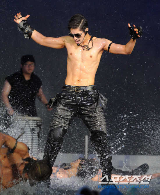 フォト キム ヒョンジュン腹筋披露 Chosun Online 朝鮮日報