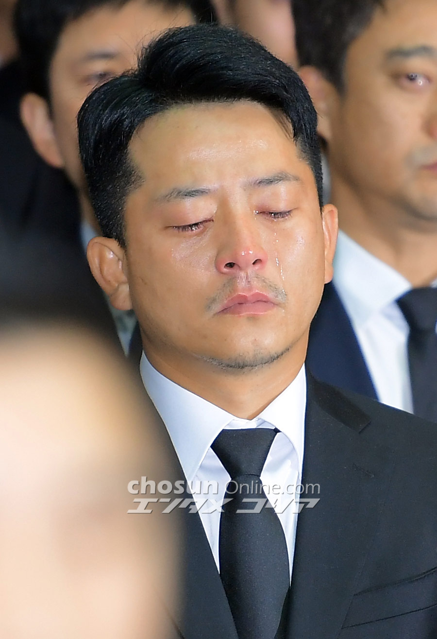 フォト キム ジュヒョクさん出棺 多くのスターが参列 Chosun Online 朝鮮日報