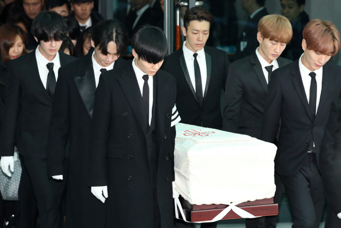 Shineeジョンヒョンさんと最後の別れ ファン1000人が涙 Chosun Online 朝鮮日報