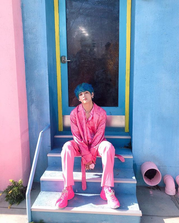ピンクの服を着こなす青い髪の男 防弾少年団v Chosun Online 朝鮮日報