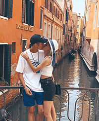 イタリア旅行中のBeenzino&ミチョヴァ、ロマンチックなキス