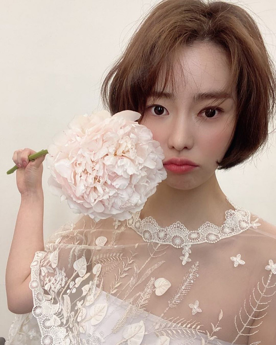 シャクヤクの花にぴったりのシースルーの服 イム ジヨンが写真公開 Chosun Online 朝鮮日報