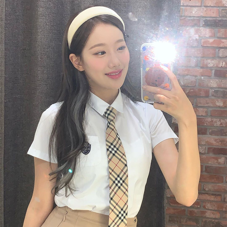 Chosun Online 朝鮮日報 Aprilナウン 制服姿で清純な魅力アピール