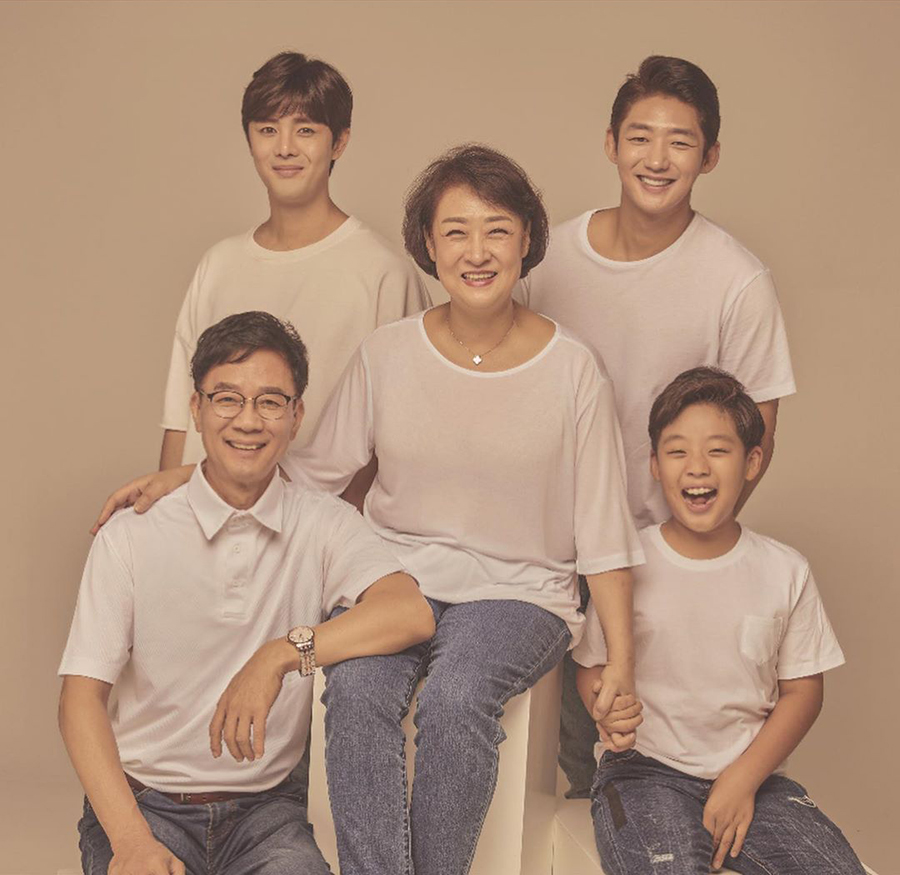 Chosun Online 朝鮮日報 イ テソン 母親の還暦に合わせて家族写真パチリ