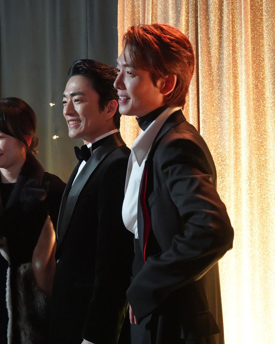 チョン・ギョンホ、ユ・ヨンソクと「2020MAMA」で再会…まぶしいほほ笑み