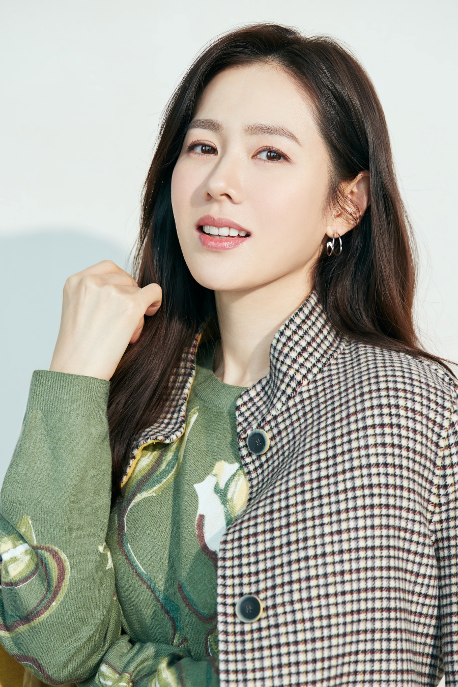 Chosun Online | 朝鮮日報-ソン・イェジン「CROCODILE LADIES」モデルに…「季節先取りの華やかコーデ提案」