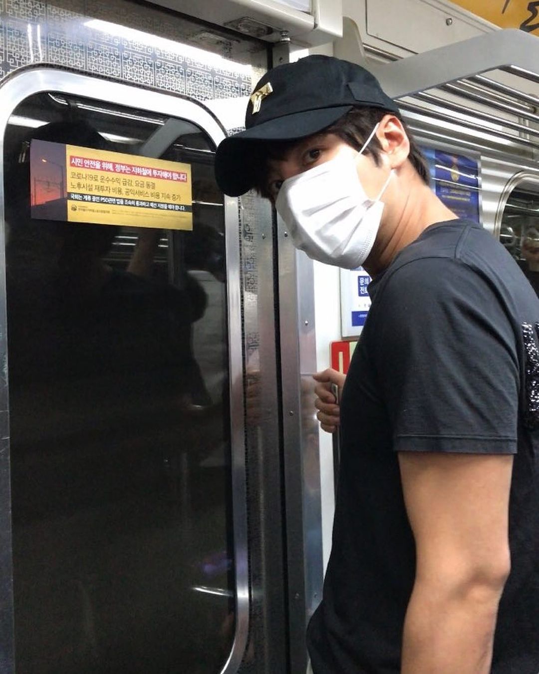 地下鉄に乗る「アジアのプリンス」チャン・グンソク…顔を隠していてもステキ