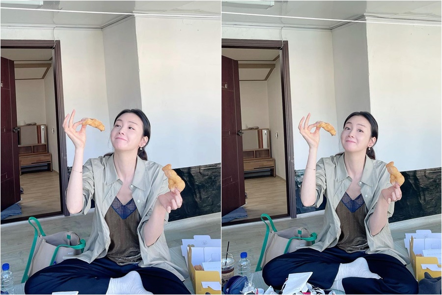 チェ・ジウ、適当に撮っても究極の美しさ…ツイストドーナツを食べる姿もキュート