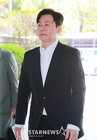 【フォト】ヤン・ヒョンソク元YG代表、マスクを外して3回目の公判に出席
