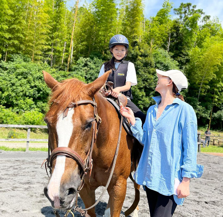紗蘭ちゃん　満10歳で乗馬も上手…「パパ譲りの運動神経」