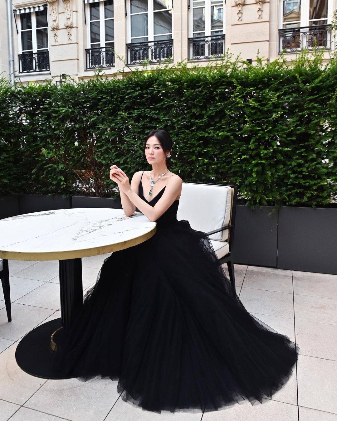 【フォト】ソン・ヘギョ、ブラックの装いが魅惑的…パリでガラディナーショーに出席