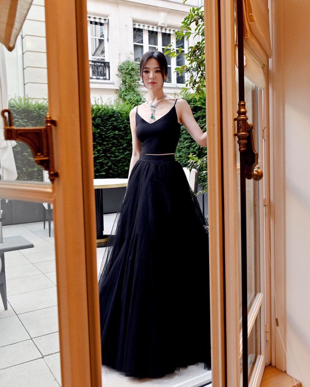 【フォト】ソン・ヘギョ、ブラックの装いが魅惑的…パリでガラディナーショーに出席