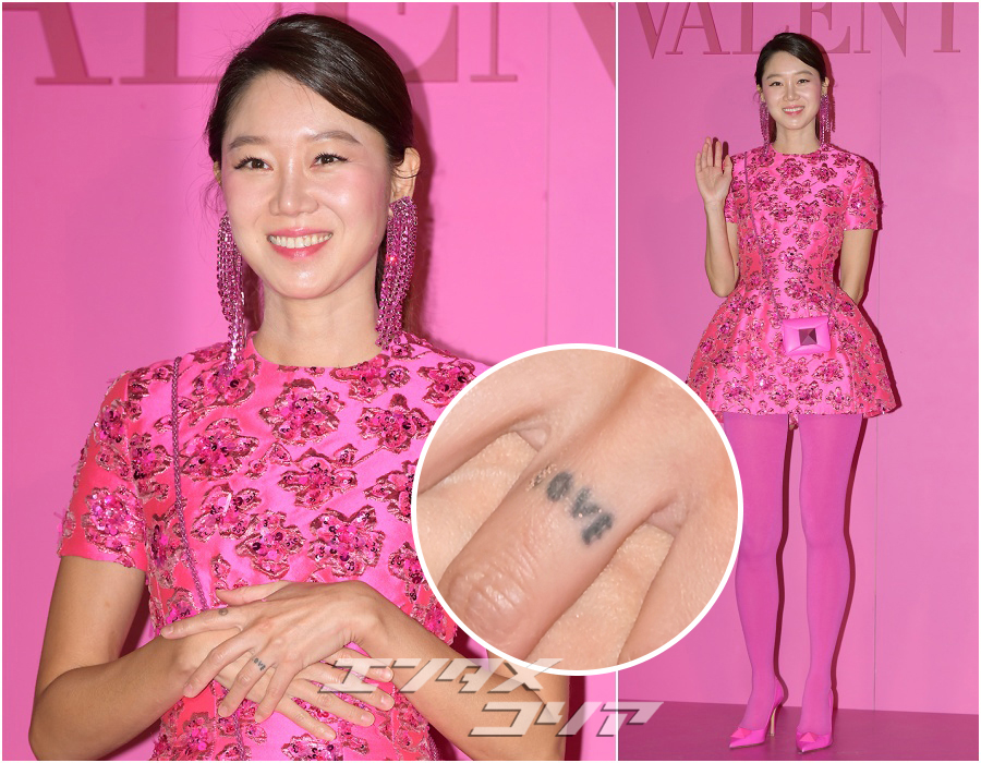 コン・ヒョジン　結婚発表後、初めて公の場に登場…薬指に「LOVE」のタトゥー