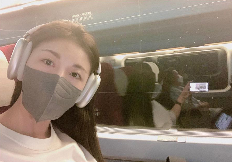 電車出勤するトップ女優ハ・ジウォン…「ワクワク出勤中」