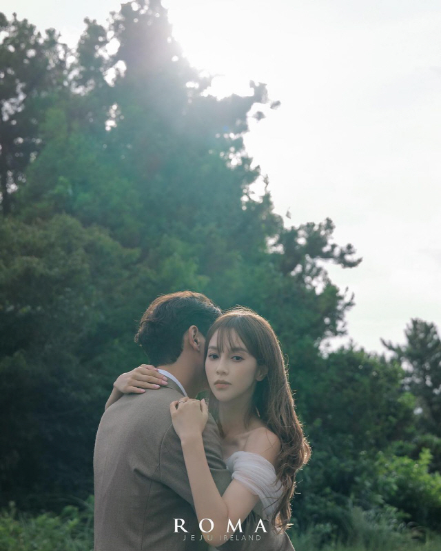 【フォト】10月結婚アユミ、新郎の顔を公開…ロマンチックなウエディング写真