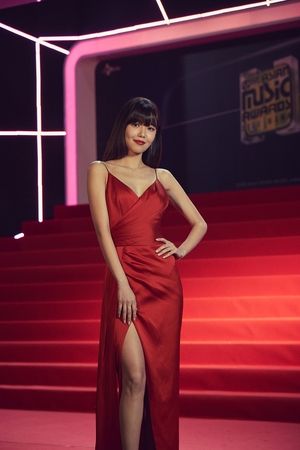 【フォト】少女時代スヨン、鮮やかな赤のドレスで魅了＝MAMA
