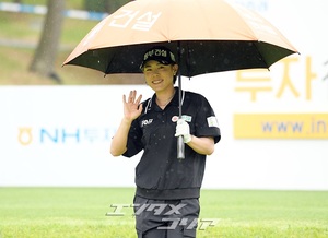 【フォト】天気が悪くても楽しくプレーに臨むゴルファーたち