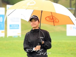 【フォト】天気が悪くても楽しくプレーに臨むゴルファーたち