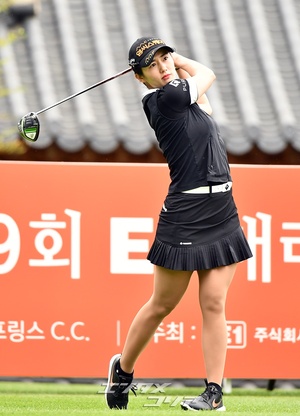 【フォト】「第9回E1チャリティーオープン」第2ラウンドに出場した女子ゴルファー