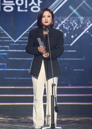 【フォト】キム・ソヒョン＆ユ・ジェソク出席…第48回韓国放送大賞授賞式