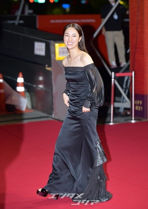 【フォト】チョン・ヨビン、魅力的な黒のオフショルダードレス＝釜山国際映画祭