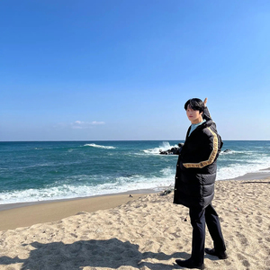 東海の浜辺のキム・ジェジュン…さわやかな魅力ぷんぷん