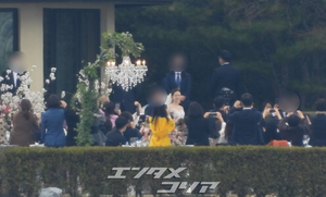 【フォト】入場する新婦ソン・イェジン…ヒョンビンとの結婚式をキャッチ