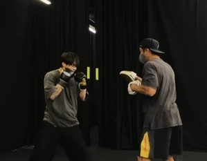 防弾少年団JUNG KOOKのボクシング動画を見た秋山成勲「スパーリングしよう」…世紀のスパーリングに注目