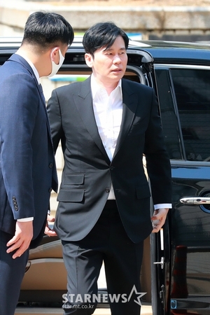【フォト】ヤン・ヒョンソク元YG代表、マスクを外して3回目の公判に出席
