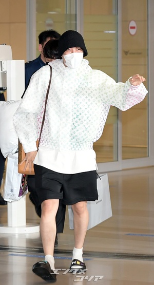 【フォト】「帰国」BTSジョングク＆ジェイホープ「リンクコーデ風の空港ファッション」