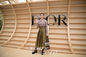 【フォト】キム・ヨナ、韓服を連想させるDIORの装いで「気品あるオーラ」