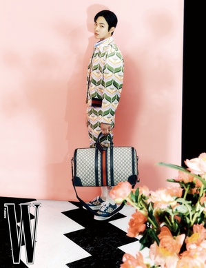 【フォト】アン・ヒョソプ、ファンタジーな雰囲気の「GUCCI × adidas」コーデ