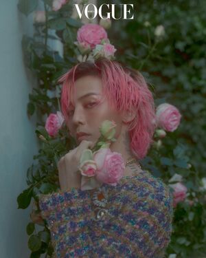 【フォト】G-DRAGON、ピンクのバラにキス…退廃的な魅力アピール