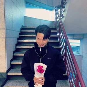 BTSのJIMIN「花を持つ男」ファンのハートとろかす笑顔