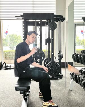 パク・ソジュンは運動中…見事な腕の筋肉&男らしい魅力アピール