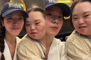ハン・ジミン、ダウン症女優チョン・ウネと心温まる「姉妹ショット」…試写会訪れ「ファンなんです」