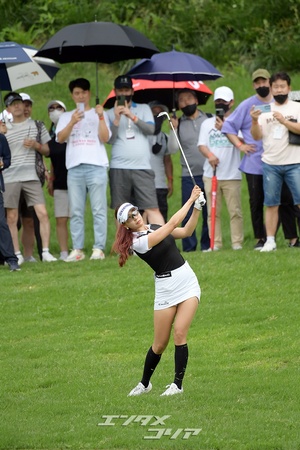 【フォト】ユ・ヒョンジュ、抜きん出た美しさとスタイルでゴルフ場を意のままに
