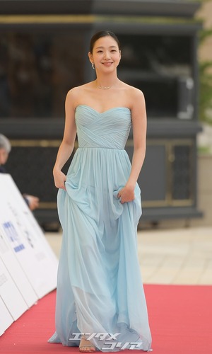 【フォト】キム・ゴウン　水色オフショルダードレスで上品な美しさ