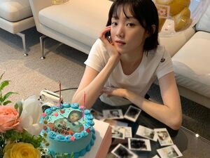 32歳の誕生日を迎えたイ・ソンギョン、子どものころの写真を収めたケーキ公開