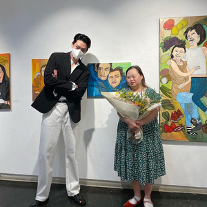 キム・ウビン、ダウン症画家チョン・ウネの個展へ…『私たちのブルース』共演後も親交