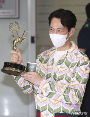イ・ジョンジェ エミー賞受賞で「凱旋帰国」…「韓国コンテンツさらに広める」