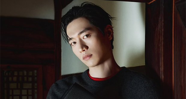 【フォト】叙情的な雰囲気のソ・ガンジュン、Montblancのアイテムを手に控えめなスタイル