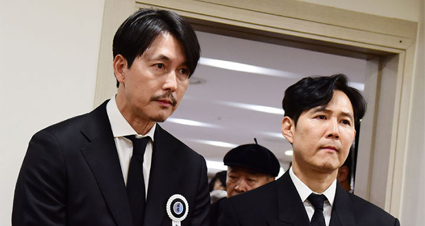 【フォト】故アン・ソンギさんの祭壇で弔問客に対応するチョン・ウソンとイ・ジョンジェ