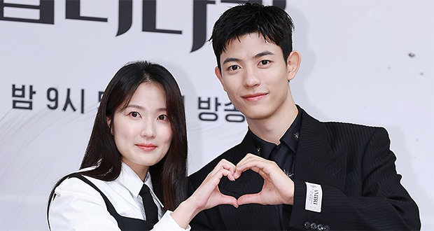 【フォト】『今日から“ニンゲン”に転身しました』キム・ヘユン＆ロモン、仲良くハートのポーズ