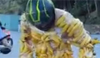 全身にバナナを巻き付けてサルの生息地へ…外国人観光客が物議　／ベトナム