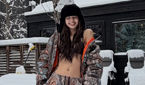 BLACKPINKリサ、雪景色の中ビキニ姿披露…ホットなビジュアル