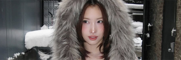 TWICEモモ、雪のNYで大胆恥骨チラ見せファッション…米人気トーク番組オフショット