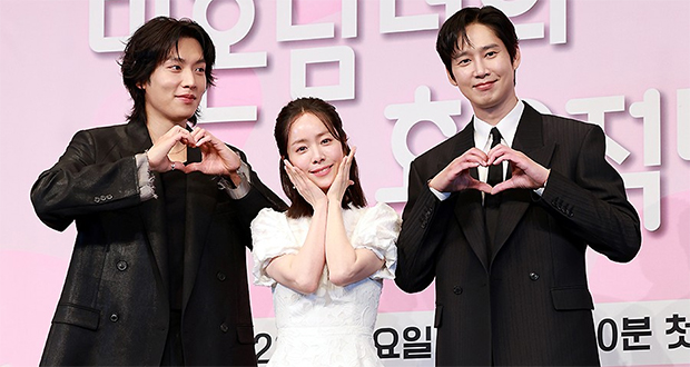 【フォト】ハン・ジミン、長身のパク・ソンフン＆イ・ギテクの間で愛らしさぷんぷん