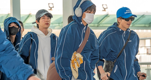 【フォト】BTS　おそろいの青いウインドブレーカー姿で米NYへ出発…「KEEP SWIMMING」